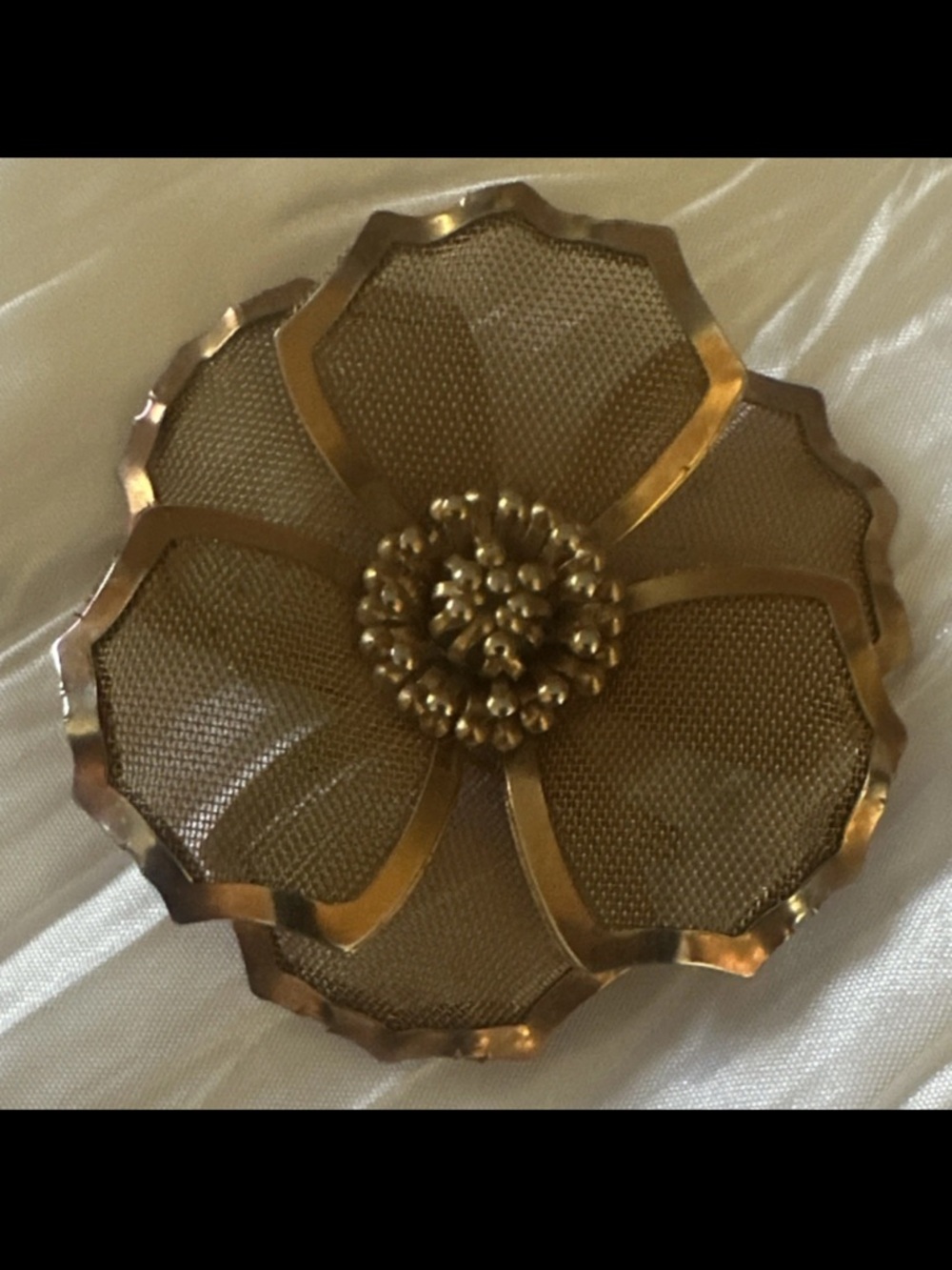 Bed Gold Floral Mesh Poppy Brooch